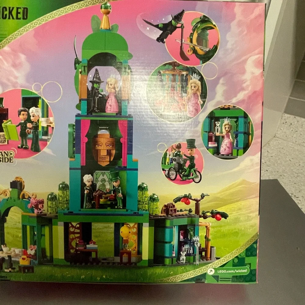 LEGO Wicked WelcomeTo Emerald City 75684 945Pcs 9+ Playset - Green/Gold/Pink NIB - Picture 6 of 13